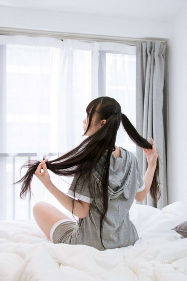 女仆含泪服侍主母
